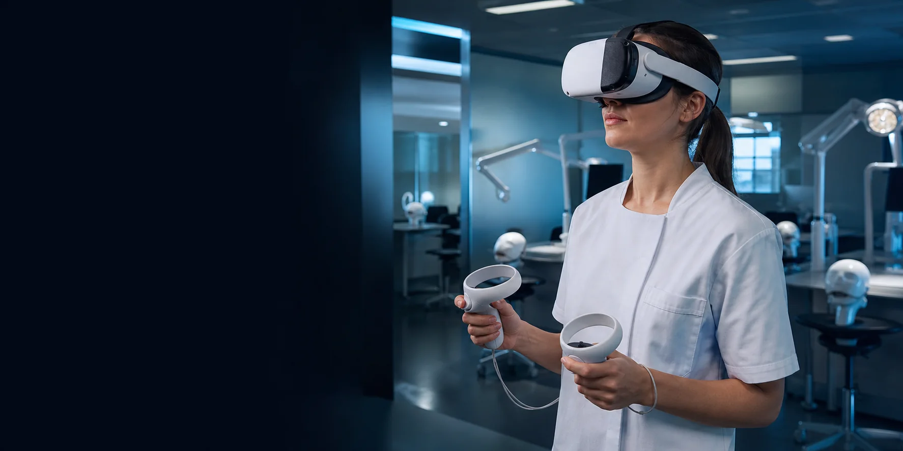 Üniversite simülasyon laboratuvarında VR ile diş hekimliği eğitimi alan öğrenci